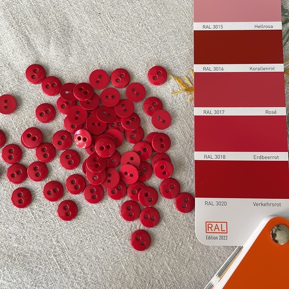 Lot of vintage small red shiny 2-hole buttons (60+) - Picture 2 of 5